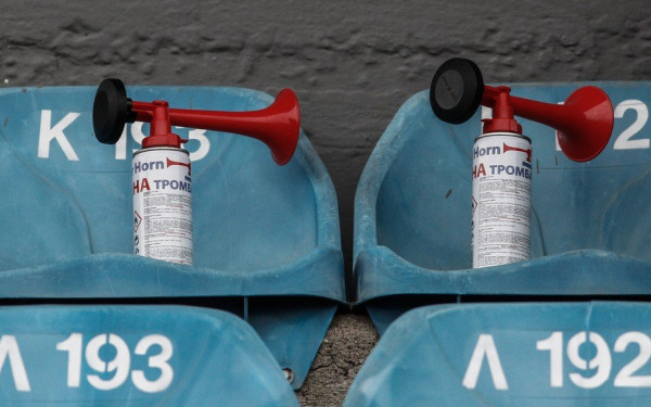 Η μπάλα στην άδεια κερκίδα