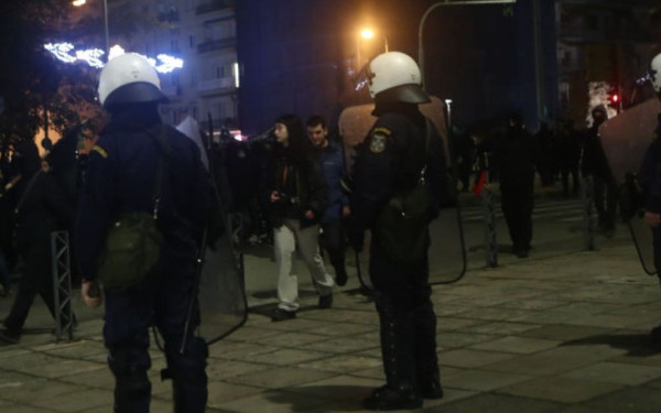 Θεσσαλονίκη: Επεισόδια έξω από το ΑΠΘ μεταξύ αντιεξουσιαστών και ΜΑΤ (βίντεο)