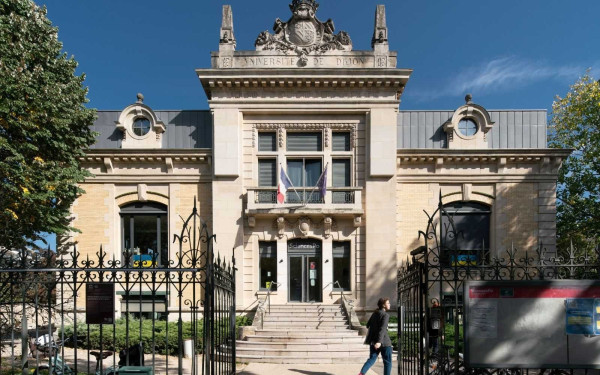 Γαλλία: Φοιτητές του πανεπιστημίου Sciences Po ζητούν την παραίτηση του διευθυντή, ο οποίος κατηγορείται για ενδοοικογενειακή βία