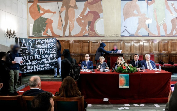 Αναρχικοί διέκοψαν την παρουσίαση του βιβλίου του Νίκου Κοτζιά στο Πάντειο (φωτ.)