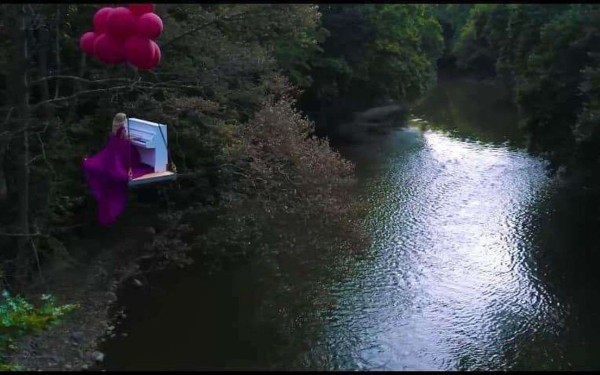 Θεσσαλονίκη: Η ιπτάμενη πιανίστρια προσγειώνεται στο Θέατρο Αθήναιον και παίζει πιάνο με το ολόγραμμά της (φωτ.)