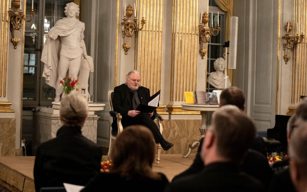 «Η συγγραφή μπορεί να σώσει ζωές»: Οι μαρτυρίες αναγνωστών του φετινού Νομπελίστα Λογοτεχνίας Γιον Φόσε (βίντεο)