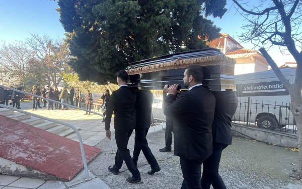 Θεσσαλονίκη: Βαρύ το κλίμα στη Νεοχωρούδα - Απαρηγόρητα τα παιδιά της 50χρονης (βίντεο, φωτ.)