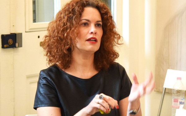 Θεσσαλονικιά μυεί πολίτες στα μυστικά του ελαιόλαδου και τους μαθαίνει πώς να ξεχωρίζουν το παρθένο λάδι