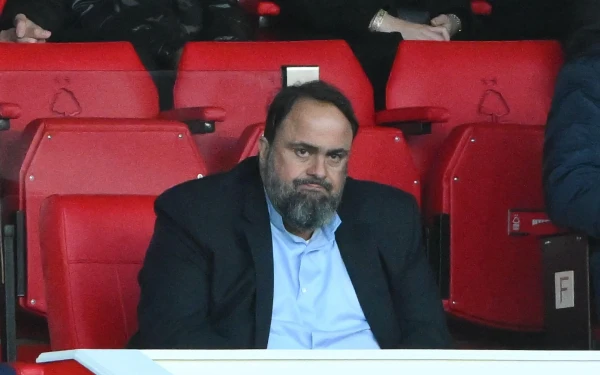 Αγγλία: Ο Μαρινάκης έφυγε εκνευρισμένος από τον αγώνα της Νότιγχαμ Φόρεστ και πέταξε τη διαπίστευσή του - Ποιος και πού τη βρήκε