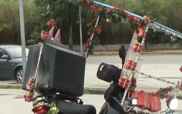 Πάτρα: «Θεούλης» ντελιβεράς έκανε το μηχανάκι του χριστουγεννιάτικο δέντρο (βίντεο)