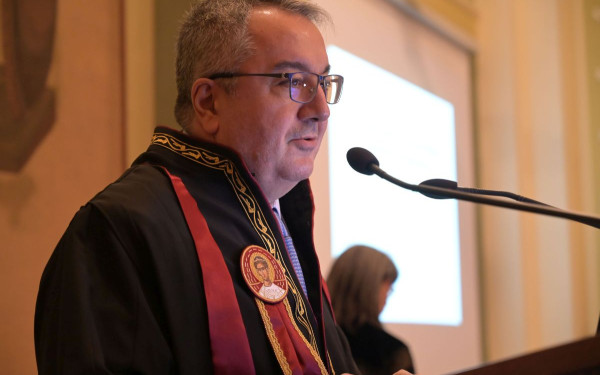 Ανακηρύχθηκε επίτιμος διδάκτορας της Ιατρικής του ΑΠΘ ο Η. Μόσιαλος - Ποιες παρεμβάσεις πρότεινε για το ΕΣΥ (φωτ.)