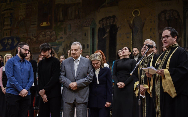 Τέμπη: Με δάκρυα και χειροκροτήματα η απόδοση των πτυχίων στην Ελπίδα και την Εριέττα που χάθηκαν στα Τέμπη (βίντεο, φωτ.)