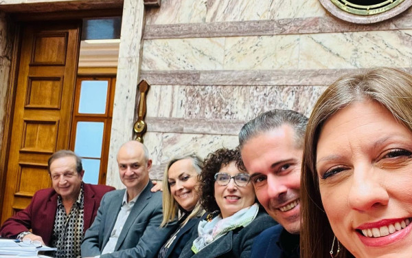 Πλεύση Ελευθερίας: Πρόταση νόμου για επιστροφή δώρων και επιδόματος άδειας στο Δημόσιο