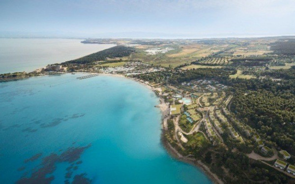 Παγκόσμια διάκριση για ξενοδοχείο στη Χαλκιδική: Αναδείχθηκε κορυφαίο παραθαλάσσιο θέρετρο για οικογένειες