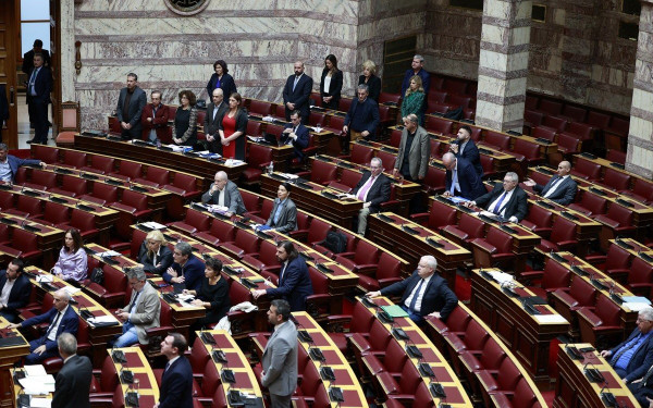 Εξεταστική για τα Τέμπη: Ο ΣΥΡΙΖΑ διαχωρίζει τη σύμβαση 717 από το δυστύχημα, λένε κύκλοι της πλειοψηφίας