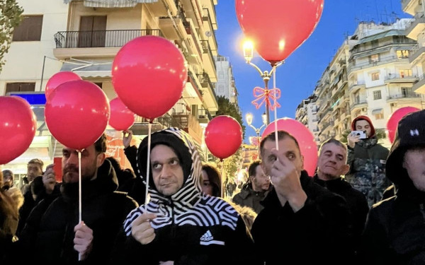 Κόκκινα μπαλόνια γέμισαν την πλατεία Ναβαρίνου: «Οι θεραπείες δεν επιβάλλονται, επιλέγονται» (φωτ.)