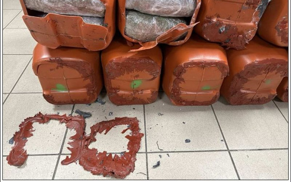 Θεσσαλονίκη: Έκρυβαν πάνω από 54 κιλά κάνναβης μέσα σε πλαστικά μπιτόνια - Δύο συλλήψεις (φωτ.)