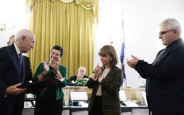 Η Κ. Σακελλαροπούλου βράβευσε τον Δ. Κόκκινο, ομότιμο καθηγητή της Ιατρικής Σχολής του ΕΚΠΑ