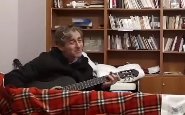 Αίας Μανθόπουλος: Πέθανε η μητέρα του δυο μήνες μετά τον θάνατό του - Το συγκινητικό βίντεο που της τραγουδά