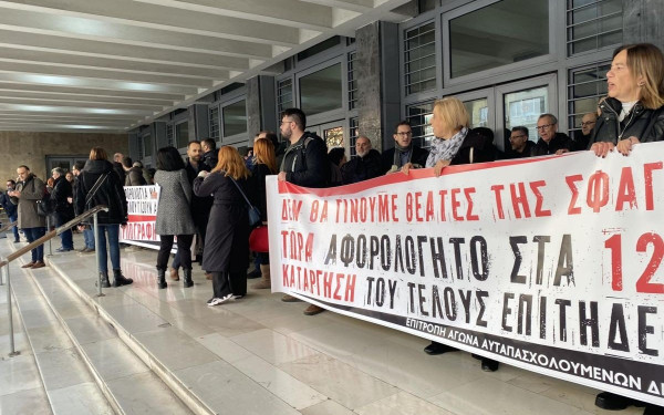 Θεσσαλονίκη: Οι δικηγόροι απέκλεισαν συμβολικά το Δικαστικό Μέγαρο (φωτ.)