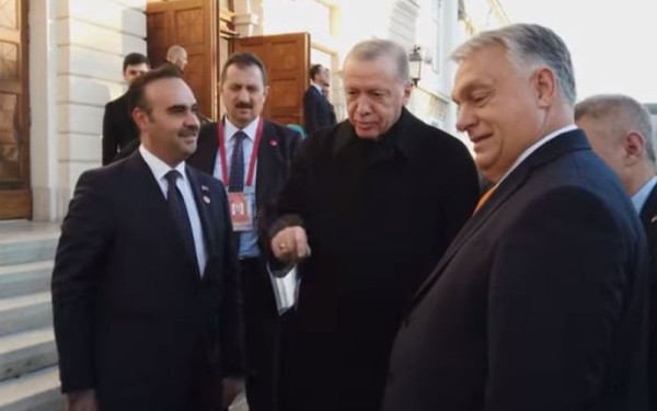 Οι καλοί φίλοι Ερντογάν - Όρμπαν αντάλλαξαν δώρα: Ο ένας χάρισε άλογο και άλλος ηλεκτρικό αυτοκίνητο (βίντεο)