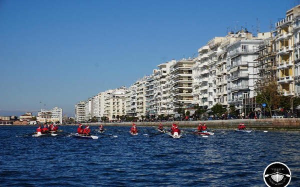 Θεσσαλονίκη: Ο Θερμαϊκός γέμισε Αγιοβασίληδες - Δείτε φωτογραφίες