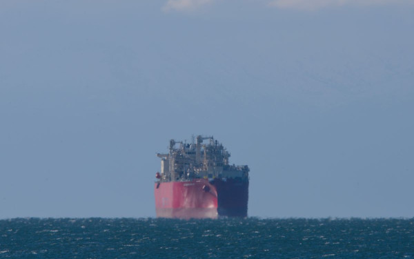 Έφτασε στην Αλεξανδρούπολη το δεξαμενόπλοιο FSRU που αποθηκεύει φυσικό αέριο