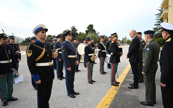 Τα κάλαντα των Χριστουγέννων στον Ν. Δένδια από τη Διακλαδική Μπάντα των Ενόπλων Δυνάμεων