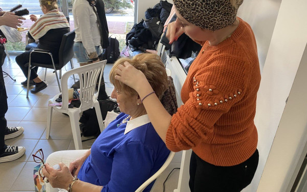 Σπουδαστές δημόσιου ΙΕΚ κούρεψαν, χτένισαν και περιποιήθηκαν δωρεάν τις γυναίκες στο Β’ ΚΑΠΗ Συκεών