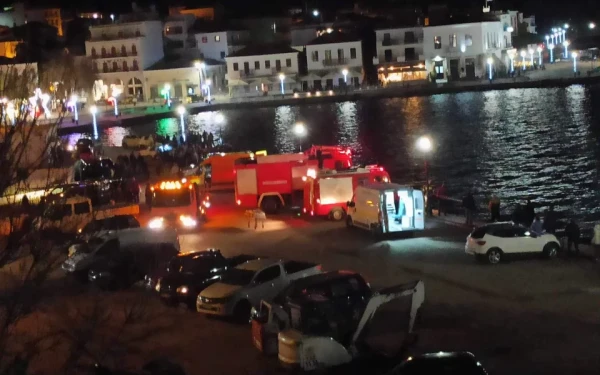 Αυτοκίνητο έκανε «βουτιά» στη θάλασσα της Μαρίνας της Πύλου 