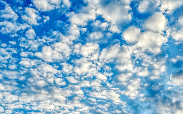 Καιρός: Ξεκίνημα με συννεφιά, βελτίωση από το μεσημέρι του Σαββάτου