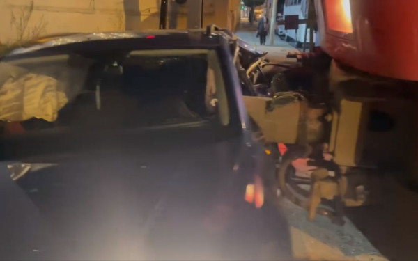 Θεσσαλονίκη: Τρένο συγκρούστηκε με αυτοκίνητο στην οδό Μοναστηρίου (βίντεο)