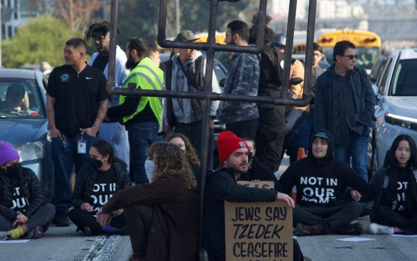 ΗΠΑ: Εβραίοι διαδηλωτές έκλεισαν αυτοκινητόδρομο στο Λος Άντζελες - Να σταματήσει ο πόλεμος στη Γάζα (βίντεο, φωτ.)