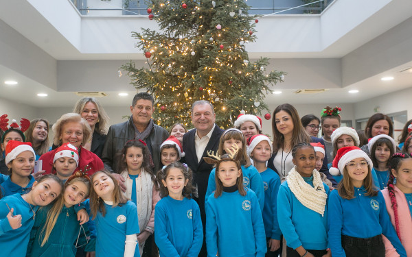 Τα κάλαντα στον δήμαρχο Ιγνάτιο Καϊτεζίδη έψαλαν παιδιά από σχολεία της περιοχής