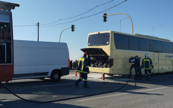 Συναγερμός για φωτιά σε λεωφορείο γεμάτο κόσμο στην παλαιά εθνική οδό Λάρισας - Θεσσαλονίκης (φωτ.)