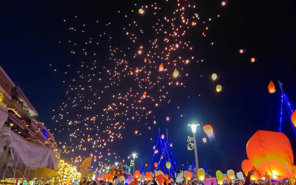 Βόλος: Χιλιάδες φαναράκια στον ουρανό - Ένα έβαλε φωτιά σε σκάφος (βίντεο)