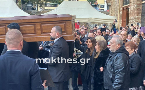 Θεσσαλονίκη: Με το «νύχτα ξελογιάστρα» το τελευταίο αντίο στο Βασίλη Καρρά - ΔΕΙΤΕ βίντεο και φωτό