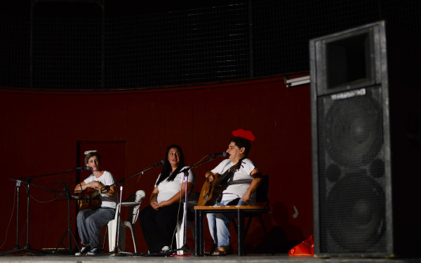 «Έτσι λεν' τα παραμύθια» οι Παραμυθολαλίτσες: Με μουσικές, τραγούδια και... καλικάντζαρους - Ακούστε δύο μοναδικές αφηγήσεις