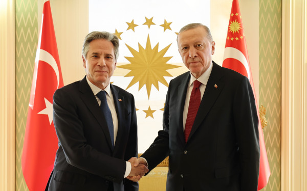 Τουρκία: Ο Μπλίνκεν έφτασε στην Άγκυρα και συναντήθηκε στο αεροδόμιο με τον Ερντογάν