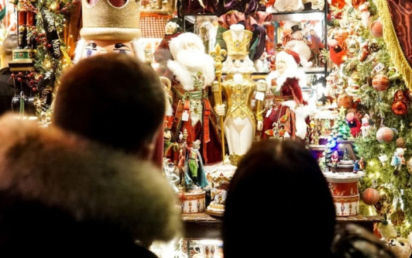 Ανοιχτά τα καταστήματα για τα τελευταία ψώνια των Χριστουγέννων-Αυξημένη η κίνηση στην αγορά