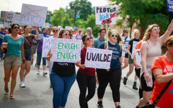ΗΠΑ: Μαθητές απέχουν από τα μαθήματά τους και διαδηλώνουν για την ένοπλη βία μετά το νέο μακελειό