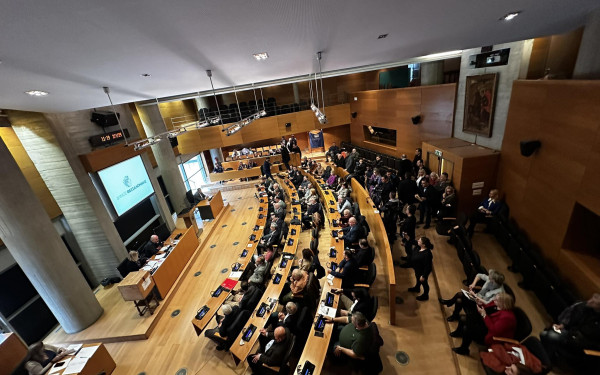 «Άναψαν τα αίματα» στο Δημοτικό Συμβούλιο Θεσσαλονίκης για τα Ωνάσεια σχολεία