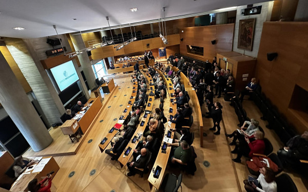 «Άναψαν τα αίματα» στο Δημοτικό Συμβούλιο Θεσσαλονίκης για τα Ωνάσεια σχολεία