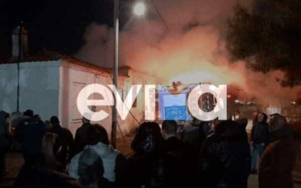 Εύβοια: Κάηκε ολοσχερώς σπίτι στην Ιστιαία - Προκλήθηκε φωτιά από την καμινάδα (φωτ.)