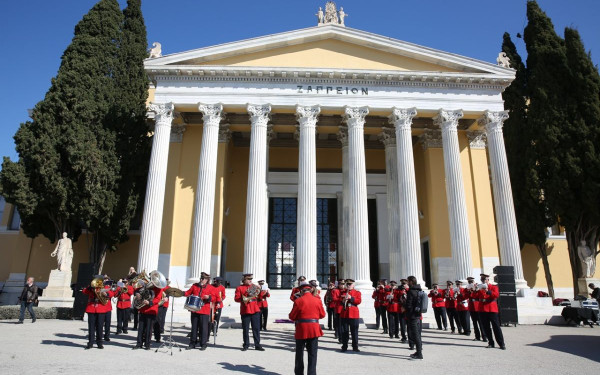 Φιλαρμονικές ορχήστρες: Οι μπάντες που «πετούν» τη χριστουγεννιάτικη χρυσόσκονη στον αέρα