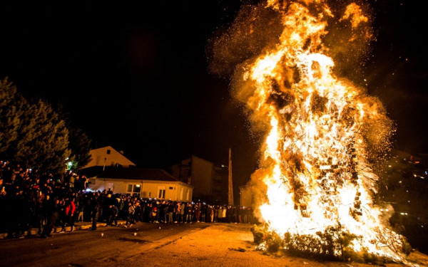  Χριστουγεννιάτικα έθιμα σε ολόκληρη τη Μακεδονία - Φωτιές… καμήλες και φουφούδες δίνουν εορταστικό χρώμα