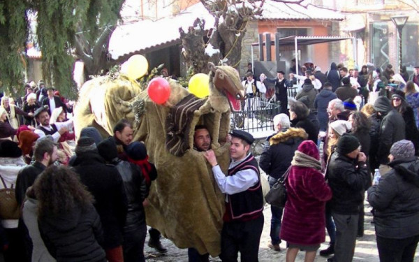 Χαλκιδική: Αναβιώνουν και φέτος τα έθιμα της «Καμήλας» και του «Γάμου της Μανιώς» στη Γαλάτιστα
