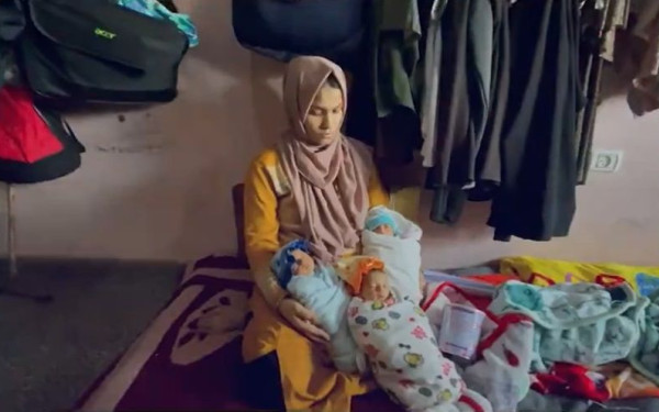 Συγκλονιστικές εικόνες στη Γάζα: Γυναίκα γέννησε πρόωρα τετράδυμα - Το ένα παιδί χαροπαλεύει χιλιόμετρα μακριά της (βίντεο)