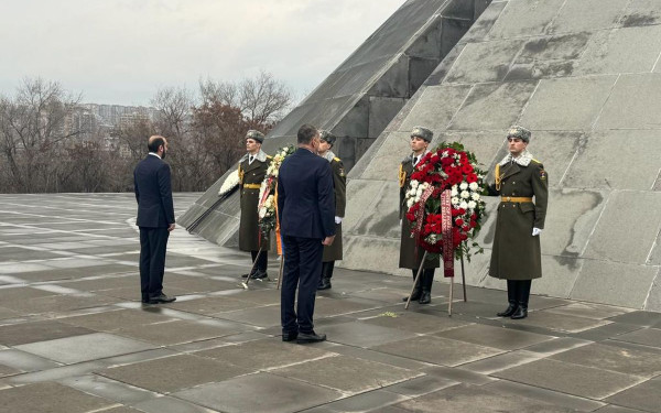 Στο Ερεβάν ο  Γ. Γεραπετρίτης - Κατέθεσε στεφάνι στο μνημείο Γενοκτονίας των Αρμενίων (φωτ.)