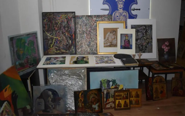 Πλαστοί πίνακες, εικόνες και αρχαιότητες: Χειροπέδες σε σπείρα εμπόρων - Δείτε φωτογραφίες 