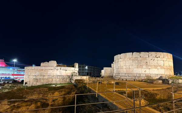 Ηετιώνεια Πύλη: Φωταγωγήθηκε ο μεγαλύτερος αρχαιολογικός χώρος της Πειραϊκής Ακτής (φωτ.)