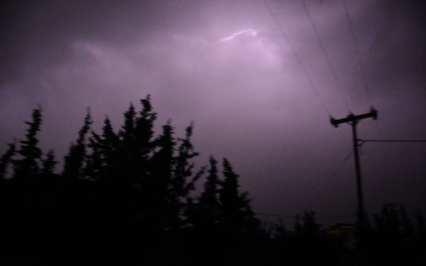 Έκτακτο δελτίο καιρού: Η κακοκαιρία Bora φέρνει καταιγίδες και θα κρατήσει μέχρι την Δευτέρα