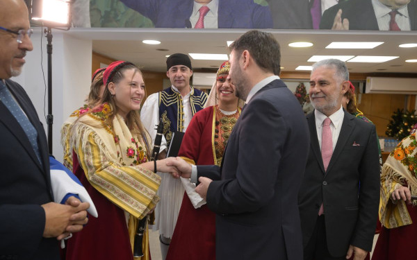 Οι ξεχωριστοί «Αορείτες» χόρεψαν και είπαν τα κάλαντα στον Ν. Ανδρουλάκη (φωτ.)