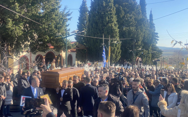 Κοκκινοχώρι Καβάλας: Βούλιαξε το χωριό στο τελευταίο αντίο στο Βασίλη Καρρά - Ποιοι επώνυμοι έδωσαν το παρών (βίντεο, φωτ.)